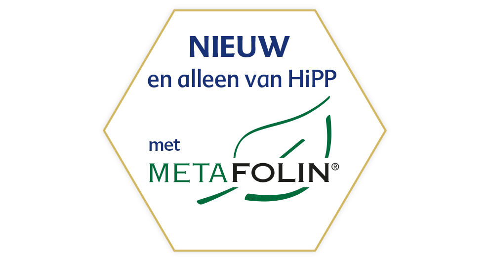 Een witte zeshoekige vorm met de tekst "NIEUW en alleen van HiPP" bovenaan en "met METAFOLIN®" onderaan, vergezeld van een groen bladachtig ontwerp.