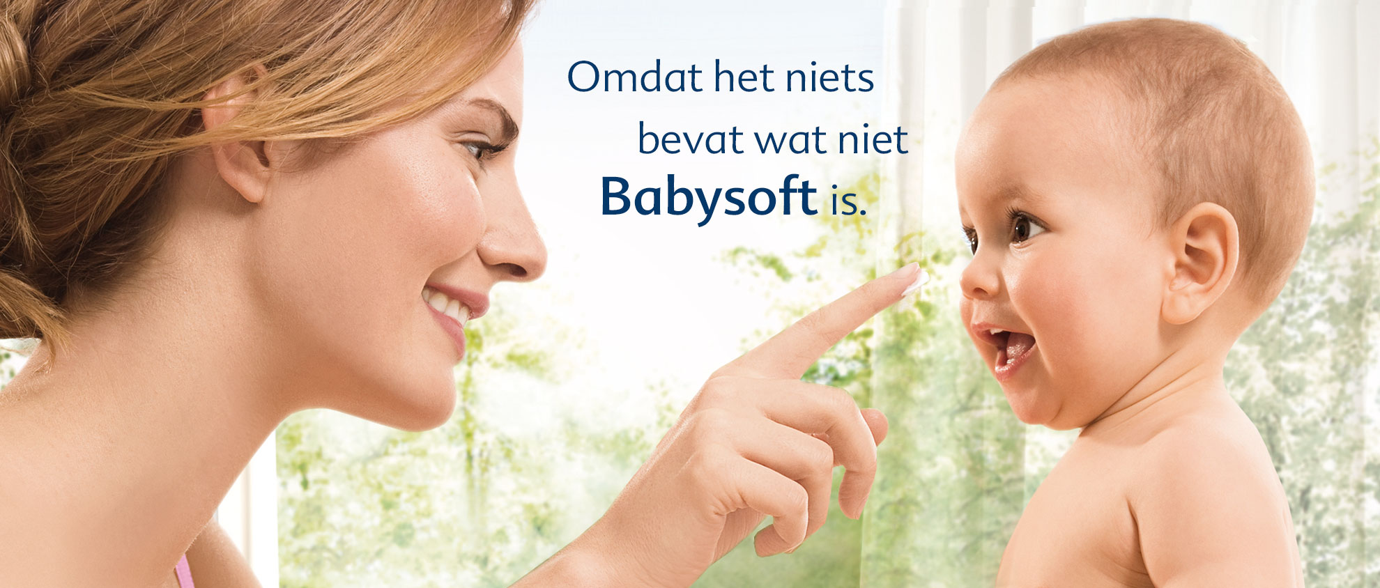 Een vrouw brengt een product aan op het gezicht van een baby, met een achtergrond van groen en een tekstelement in een vreemde taal.