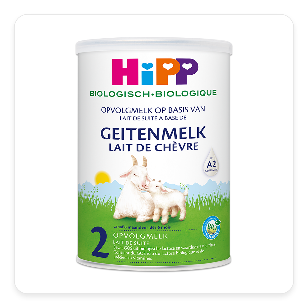 Een verpakking Hipp-geitenmelkpoeder, fase 2, met een geit en haar jong op het etiket en de tekst "Biologisch" om aan te geven dat het biologisch is.