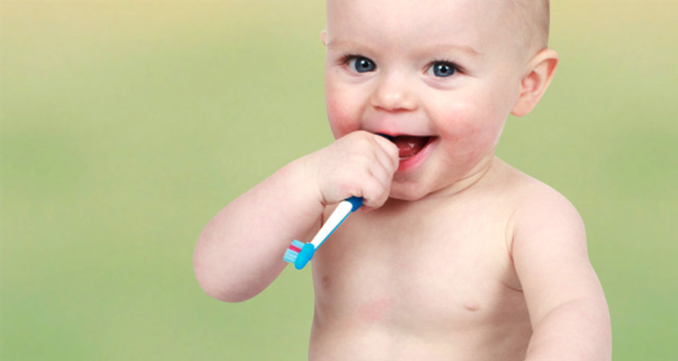 Een baby met een tandenborstel.