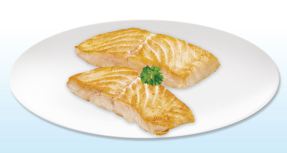 Twee gekookte zalmfilets met een takje peterselie op een wit bord.