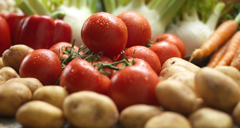 Verse groenten zoals tomaten, wortelen, aardappelen en paprika's.