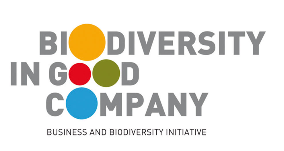 Een tekst met de tekst "BIODIVERSITY IN GOOD COMPANY" met als ondertitel "BUSINESS AND BIODIVERSITY INITIATIVE".