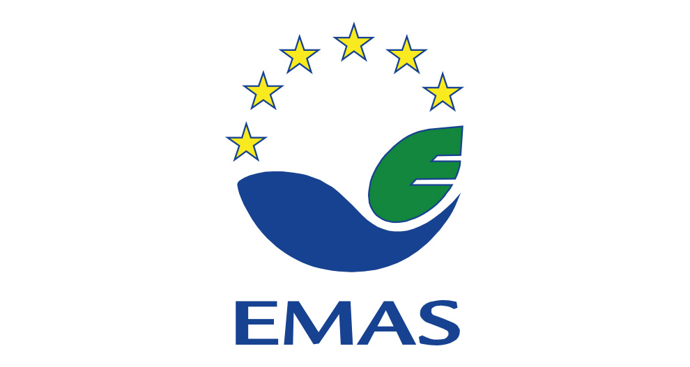 Een logo met een gestileerd blad en een cirkel van sterren, met daaronder de tekst "EMAS".