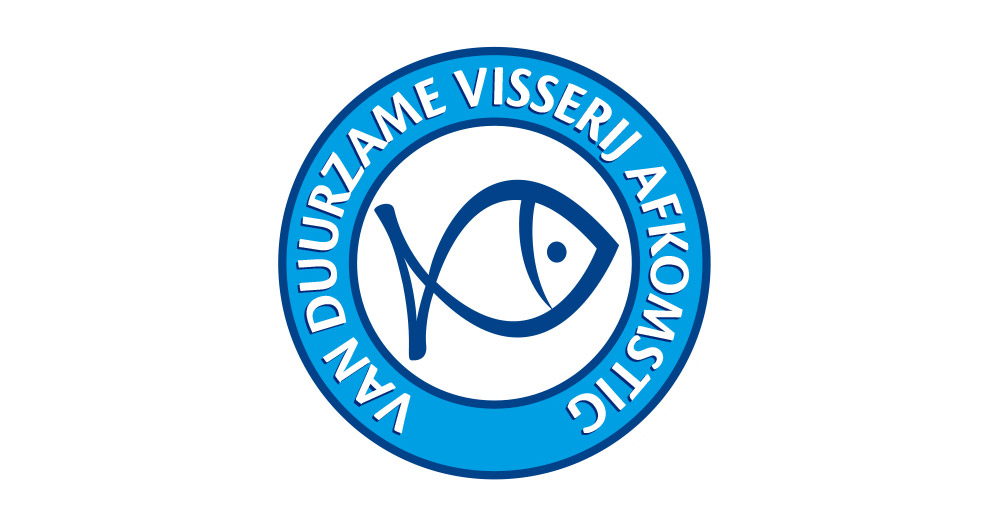 Een blauw cirkelvormig logo met een wit vissymbool in het midden, omringd door witte tekst.