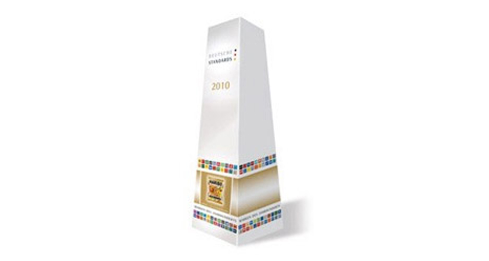 Een witte, rechthoekige award met een kleurrijke rand en een gouden embleem in het midden, met de tekst "2010" en "STANDARD" bovenaan.