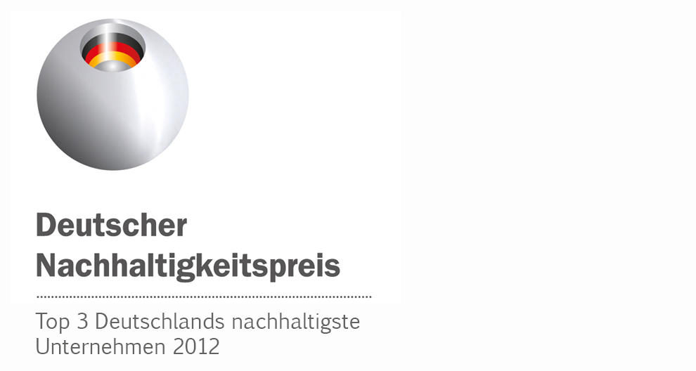 Een zilveren bol met daarin een Duitse vlag gaat vergezeld van de tekst "Deutscher Nachhaltigkeitspreis" en "Top 3 Deutschlands nachhaltigste Unternehmen 2012".