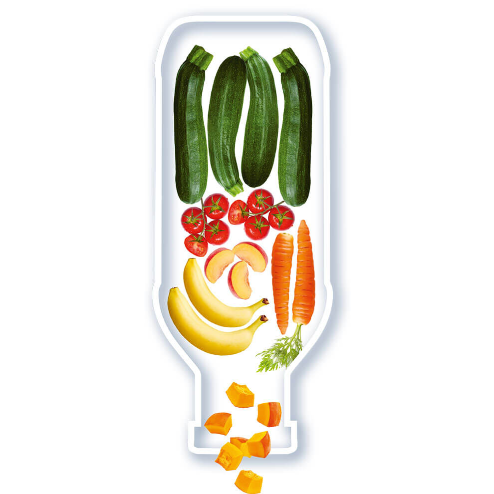 Een flesje bevat blokjes pompoen, een wortel, perzikschijfjes, bananen, cherrytomaatjes en courgettes.
