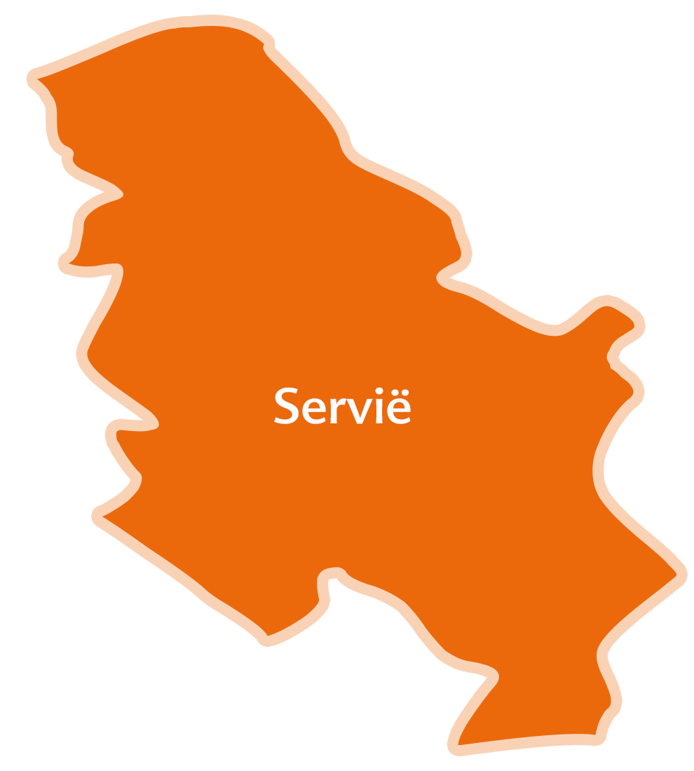 Een silhouet van een geografische vorm ingevuld met een oranje tint, met het woord "Servië" geschreven in het midden.